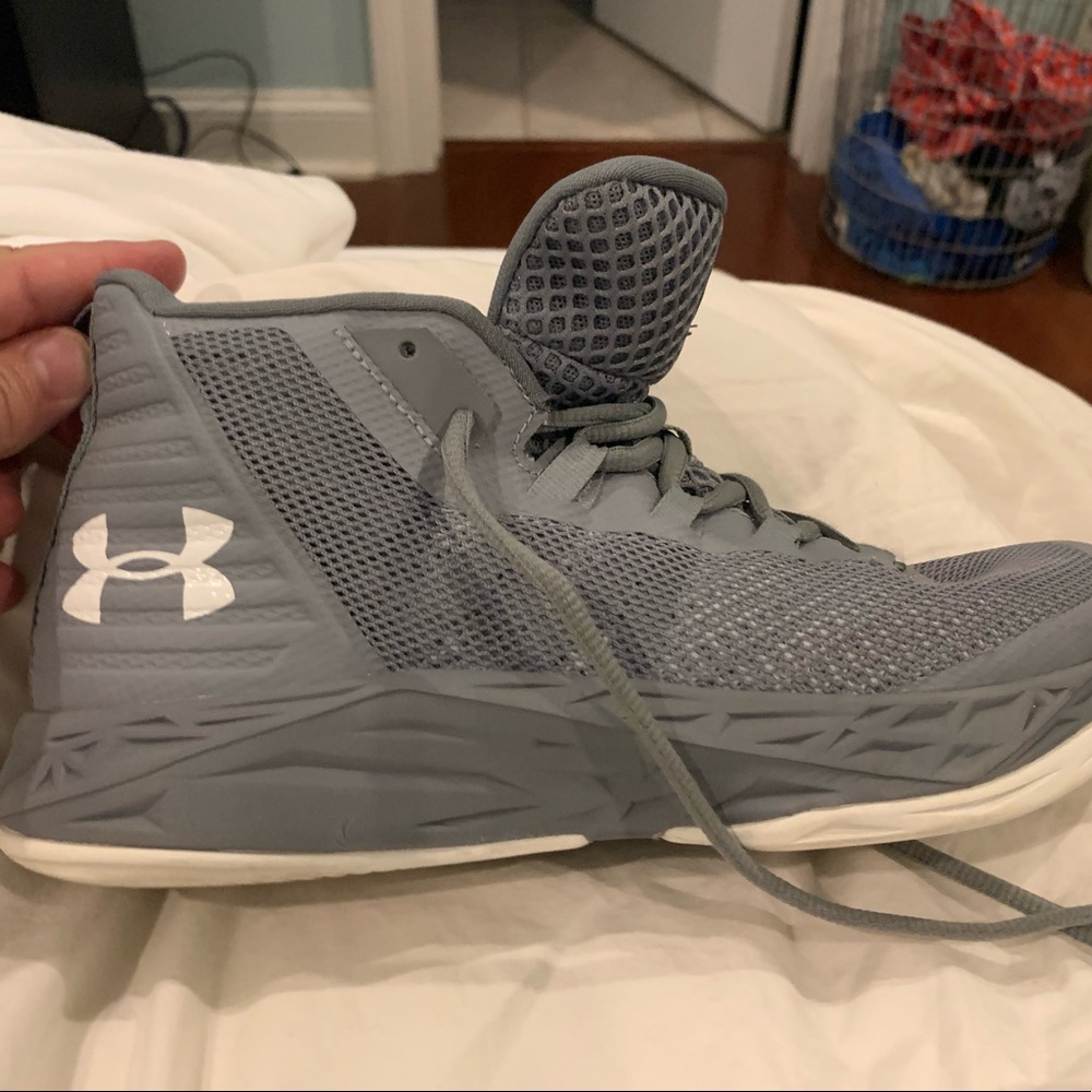Size 7 Under Armour Basketball Shoe